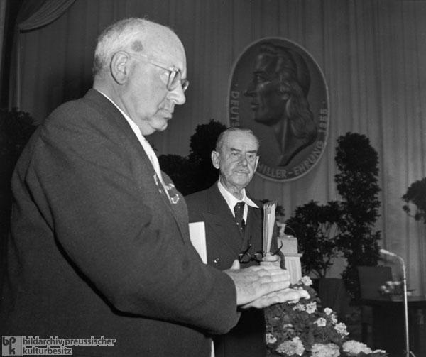 Kulturminister Johannes R. Becher begrüßt im Weimarer Nationaltheater Thomas Mann (14. Mai 1955)